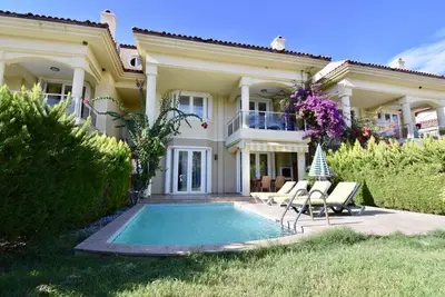Image de Villa en bord de mer avec tous les nouveaux produits blancs, meubles et piscine privée