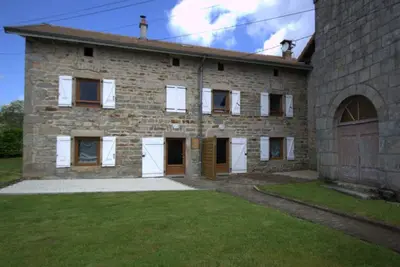Gîte rustique avec cheminée et jardin - idéal pour familles et activités hivernales