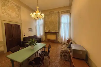 Image de Charmant appartement dans le palais vénitien donnant sur le canal, a / c et wifi gratuit!