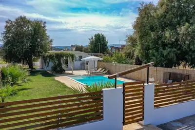 Image de Nouveau chalet moderne avec piscine privée, à côté de la plage et de la taverne