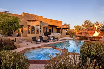 Image de Piscine chauffée avec bar swim-up, spa, terrasse sur le toit et bien plus encore!