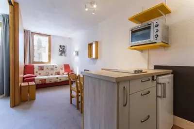 Image de 50m du centre station, 1er étage, vue pistes de ski, balcon, télévision, casier à ski, 27m²