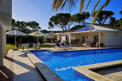 Las Palmeras. Recent refurb, 14m pool, beach 400m