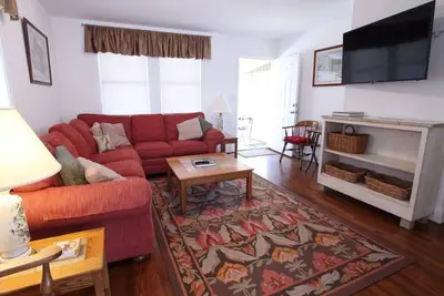 Image de \"Cozy Cottage\" des Charlottes Spacieux, calme, retraite privée, très bien situé!