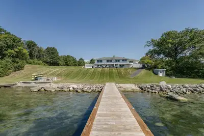 Image de Nouveau! Maison spacieuse sur le lac Seneca avec plus de 200 'de bord de lac privé