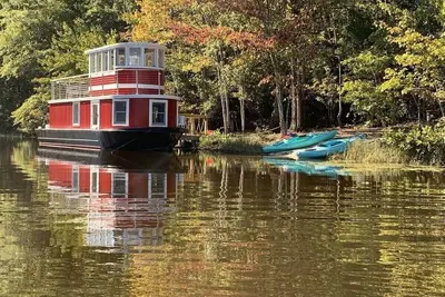 Image de Remorqueur chauffé / péniche sur un lac privé 5+ miles Sentiers de randonnée / vélo