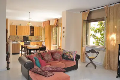 Image de 2 bed room apartment, living room with fireplace