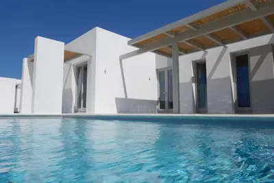 Image de Villa écologique avec piscine privée et équipement haut de gamme dans un style moderne