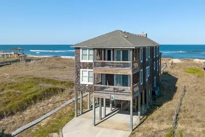 Image de Woodshed: Oceanfront, passerelle privée et gazebo dune top, salle de jeux avec table de billard et un ascenseur.