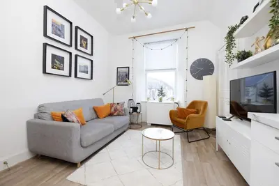 Image de An Elegant and Artistic Apartment for 4