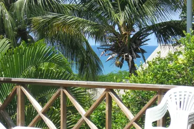 Image de Cottage de style colonial. . . 3 minutes de la plage. . . Superbes vues sur la mer des CaraĂŻbes