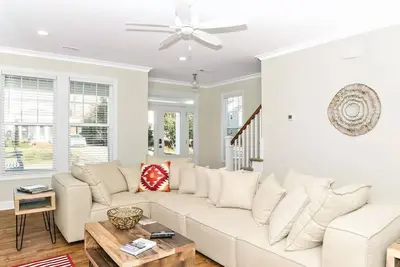 Image de Glamorous New Home 3 minutes à pied de la plage!