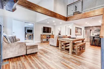 Image de Nouveau 7Bd Mountain Home + piscine extérieure chauffée et bain à remous | Marcher au centre-ville de Canmore