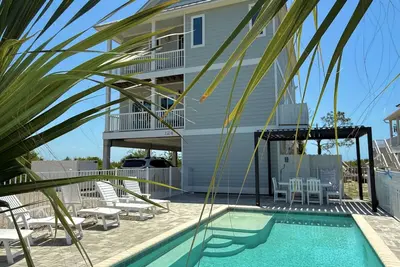 Image de Spécial février 250 $ la nuit! ! Front du golfe, piscine privée et plage tranquille!