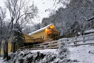 Image de Location de vacances parfaite réunion de famille - 3 maisons récemment rénovées près de Dollywood