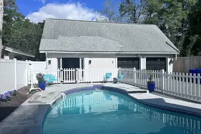 Image de New-Charleston Guest House avec piscine sur le parcours de golf