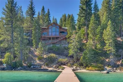 Image de Chef-d'œuvre au bord du lac! Page d'accueil du journal personnalisé. Plage privée, West Shore!