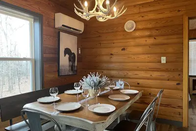 Image de Nouveau! Cabine Ouachita Mtn, intimité tranquille, chemin pavé, entre les sentiers Mena et Atv!