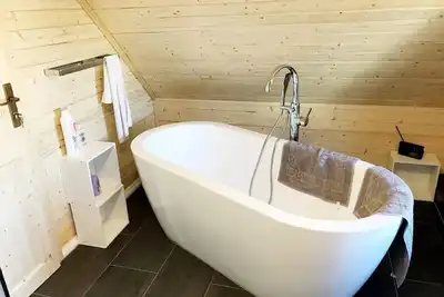 Image de Chalet de luxe flambant neuf (70 m²) avec baignoire îlot et deux terrasses