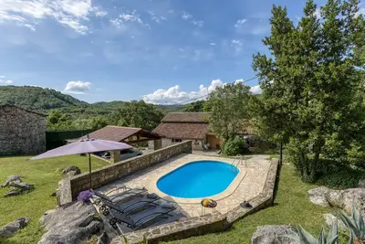 Holiday House Kapitani Hum