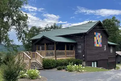 Image de Mise Ă jour, cabane en bois rond pouvant accueillir 10-12 personnes au lac Cave Run!
