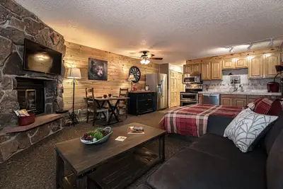 Image de Escapade à Granby! Beau studio avec vue sur l'étang et la montagne!