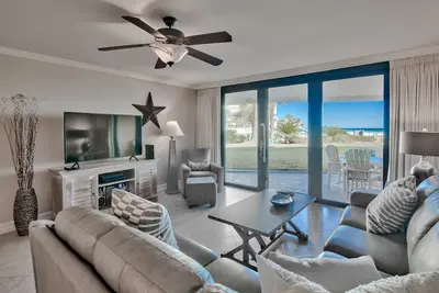 Image de Belle unité au rez-de-chaussée avec des vues et des équipements spectaculaires!