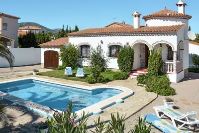 Merveilleuse maison de vacances privée avec piscine privée, Tv, terrasse, animaux admis et parking