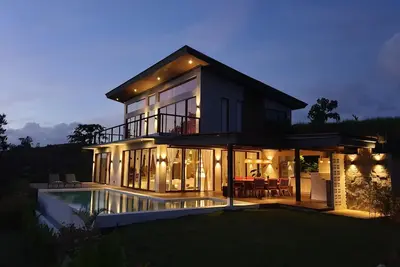 Image de Villa familiale et piscine présidentielle à débordement près du spot de surf Cloud 9