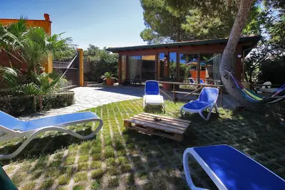 Image de 5 chambres, 4 salles de bains, WiFi, jardin, barbecue, cuisine extérieure