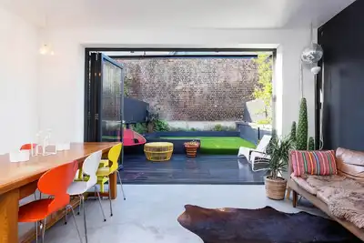 Image de Maison 3br artistique et impressionnante à Bow, parfaite pour les familles, par Veeve