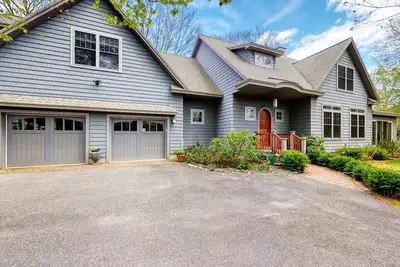 Image de Maison spacieuse avec véranda, cour et foyer - très proche de la ville et des sites!