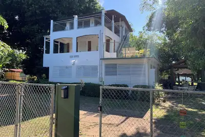 Image de Deuxième étage Beach Unit, trois chambres, une salle de bain, peut accueillir jusqu'à 6 personnes