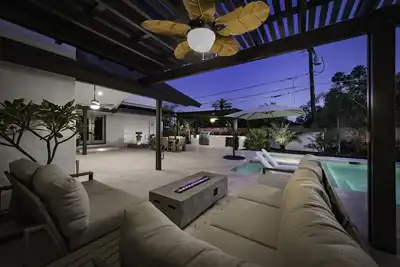 Image de Location Location Location! 5500sqft of Modern Luxury