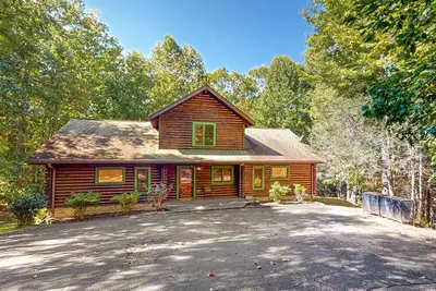 Image de Maison spacieuse et isolée, nichée dans les bois, avec bain à remous et table de billard privés!