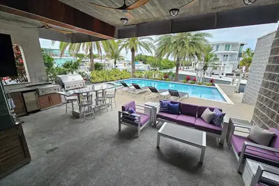 Image de Luxury home, Heated pool, Hot tub, Chefs kitchen, Sundeck, 100 ft  of dockage.