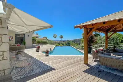 Image de Tres belle villa  avec sa piscine à débordement et  jacuzzi vue mer