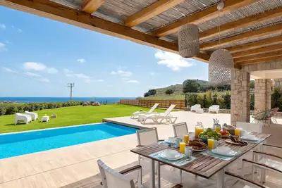 Image de Villa Ikaros est une villa de luxe de 3 chambres avec une grande piscine spa privée chauffée