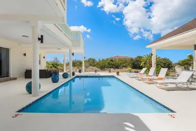 Image de Familial, spacieuse villa privée, longs couchers de soleil, vue sur l'eau, piscine privée
