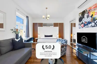 Image de Liv Mtl* 55% Off * Mtl 301 Modern Studio | Relaxed Getaway + Spacious Rooftop Patio + Office + Pets Stay Free!