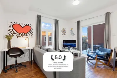 Image de Liv Mtl* 55% Off * Mtl 302 Modern 1br | Relaxed Getaway + Spacious Rooftop Patio + Office + Pets Stay Free!