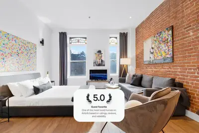 Image de Liv Mtl* 50% Off * Downtown 302 Peaceful Studio Oasis | Relaxed Getaway + Spacious + Office + Pets Stay Free!