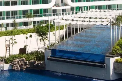 Image de Azure Urban Residences & Resort - Tour des Maldives, vue sur la plage au 17e étage.