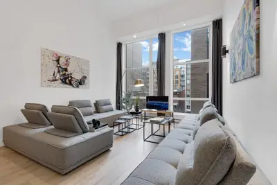Image de Liv Mtl* 55% Off * Downtown 403 Luxurious Duplex | Relaxed Getaway + Spacious High ceiling  + Office + Pets Stay Free!