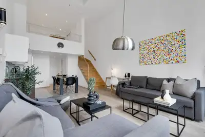 Image de Liv Mtl* 55% Off * Downtown 501 Luxurious Duplex | Relaxed Getaway + Spacious High ceiling  + Office + Pets Stay Free!
