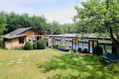 Image de «Monktonmead Lodge» avec piscine intérieure privée. Emplacement isolé, près de Ryde.