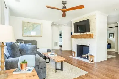 Image de Maison ouverte + confortable près du centre-ville + Folly Beach