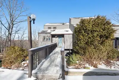 Image de Maison de montagne familiale avec bain à remous privé, bain à remous et piscine partagés!