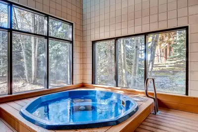 Image de Profitez de ce condo avec vue sur la montagne et piscine / bain à remous partagés - marchez jusqu'aux ascenseurs!