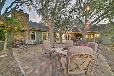 Image de Nouveau! Cottage avec patio, fontaine et cuisine extérieure!